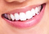 Weiße Zähne im Mund